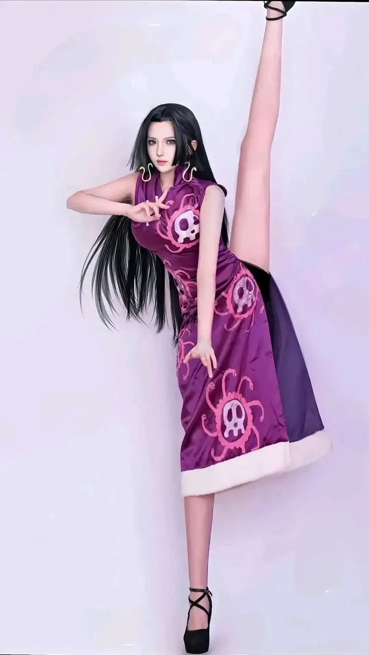 Gái xinh cosplay khoe vú trong buổi trình diễn