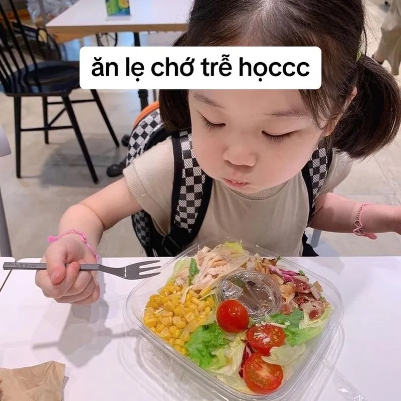 Meme em bé cháy thể hiện những khoảnh khắc thú vị và hài hước từ những em bé đáng yêu.