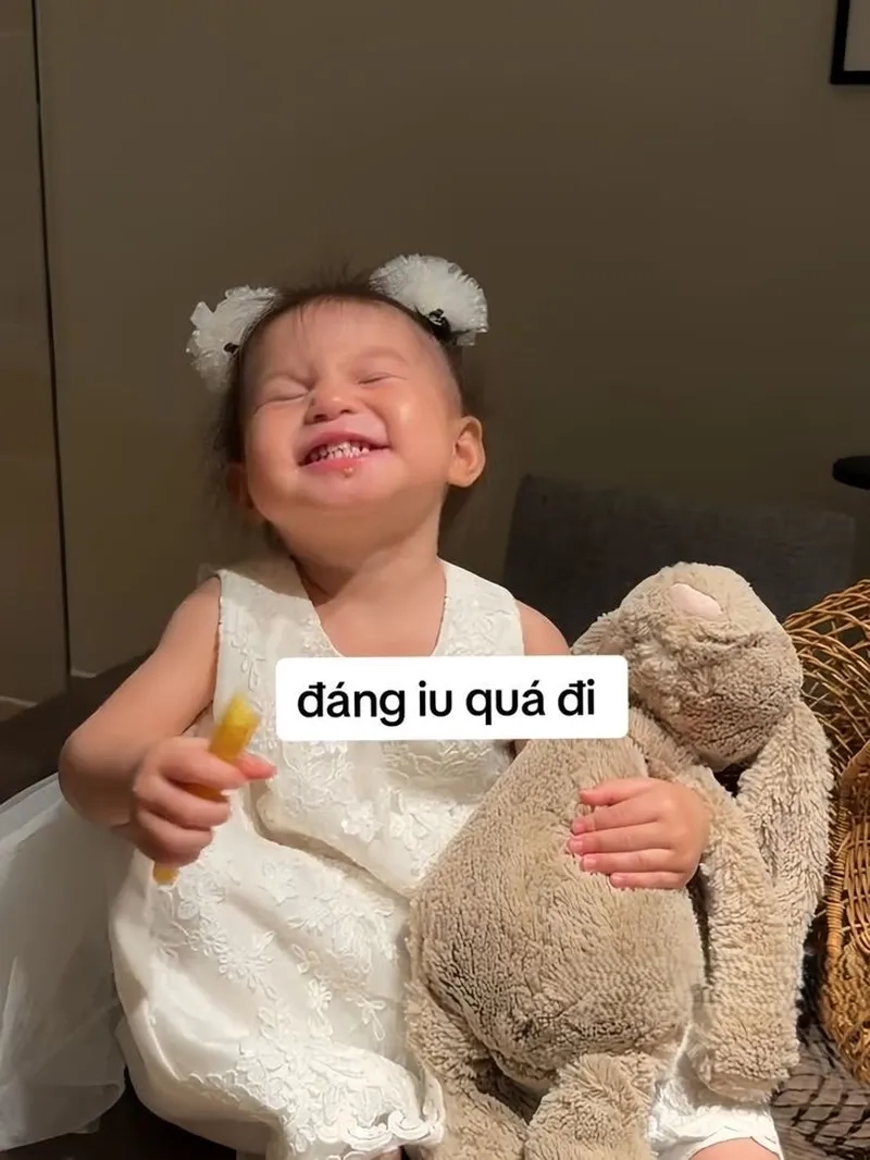 Meme em bé trai mang đến sự dễ thương và hài hước không thể chối từ trong mỗi khoảnh khắc.