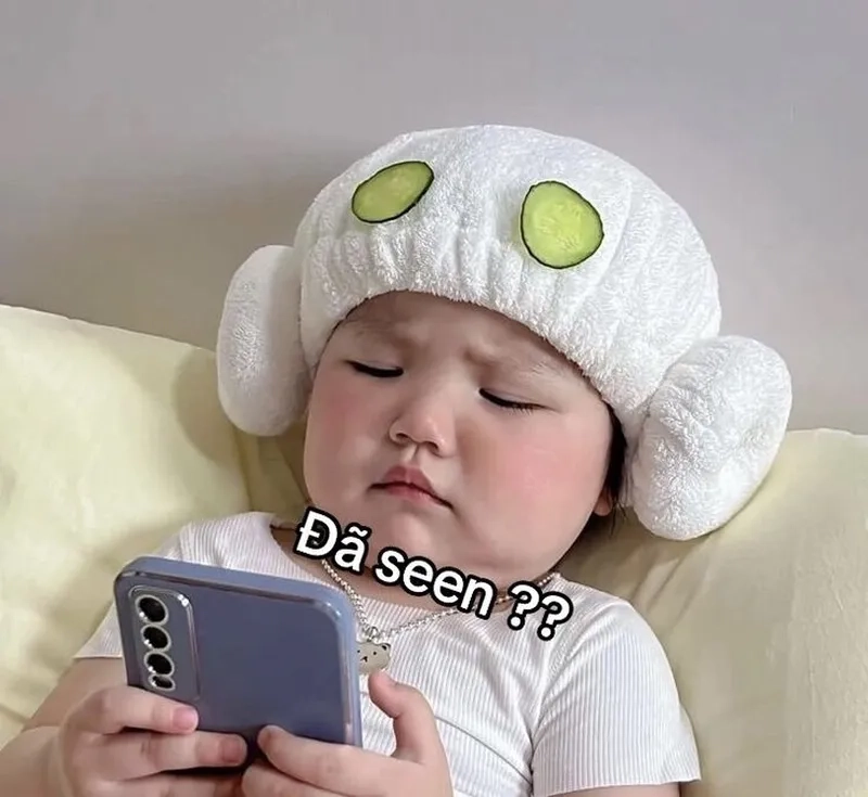 Cảnh em bé ho ra trái tim trong meme sẽ làm người xem bất ngờ và thích thú với sự sáng tạo của bức ảnh.