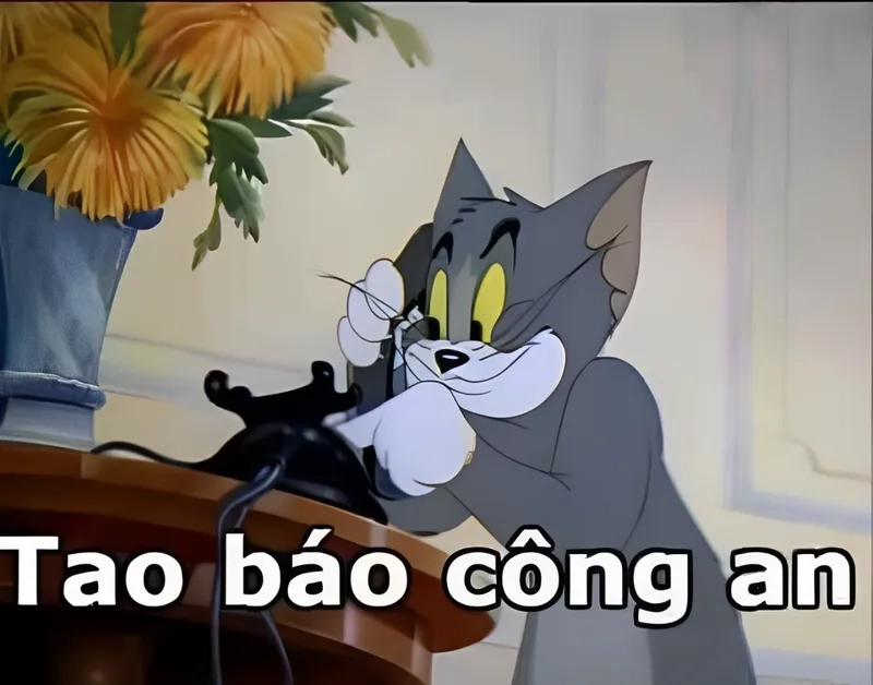 Hình ảnh công an đời thường được biến hóa thành meme đầy sáng tạo.