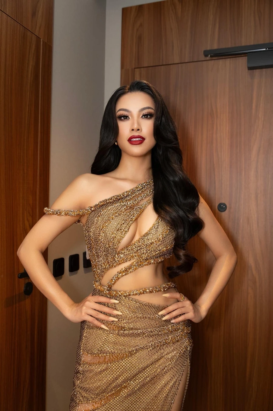 Nguyễn Huỳnh Kim Duyên Miss Supranational là người đẹp luôn tỏa sáng trong mỗi bước đi trên sân khấu.