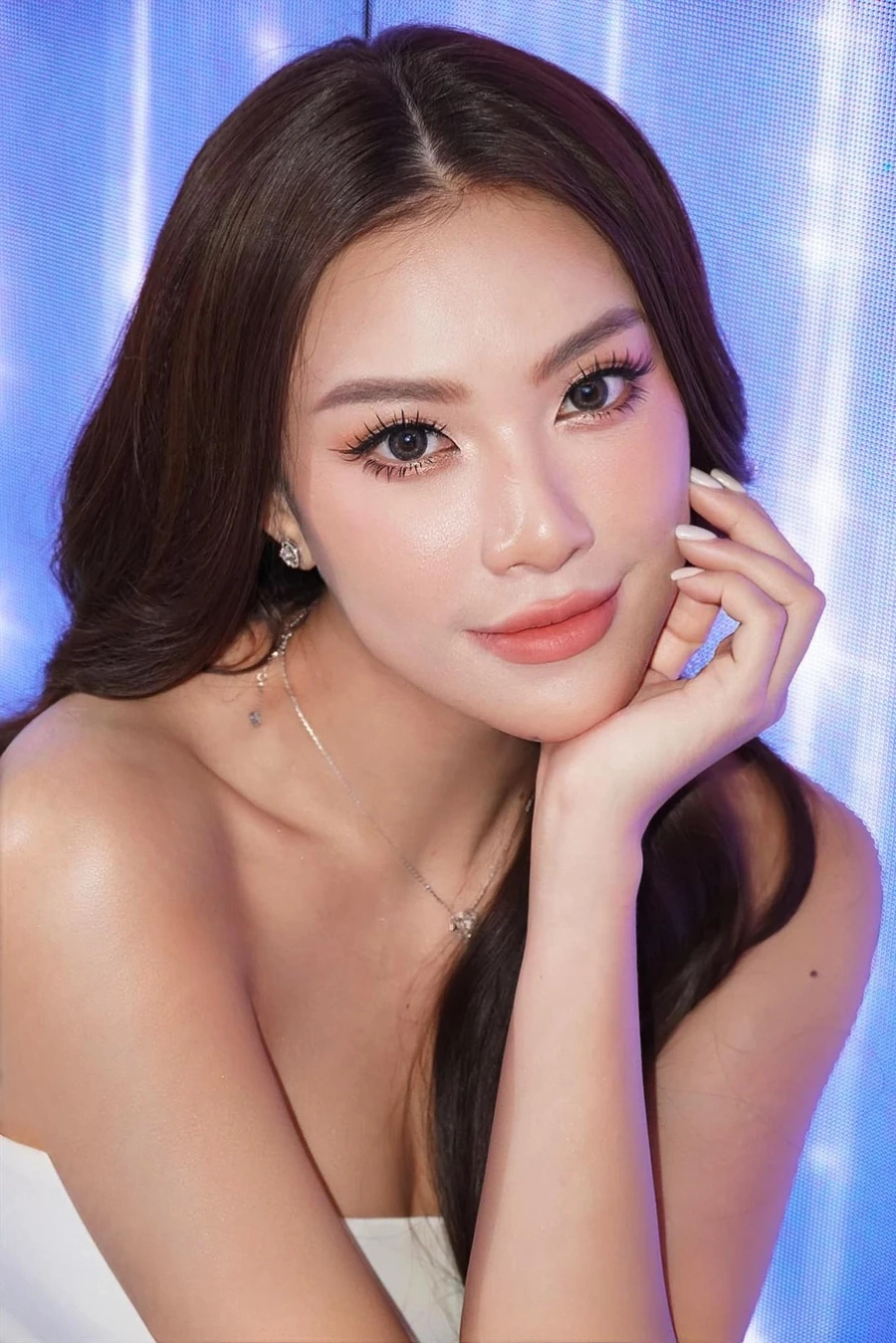 Vương miện Miss Supranational là biểu tượng cho chiến thắng lớn của Kim Duyên trên đấu trường quốc tế.