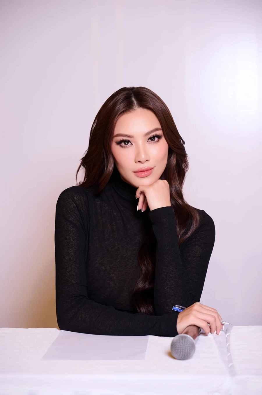 Vương miện Á hậu Miss Supranational 2022 đã vinh danh Kim Duyên với tài năng và vẻ đẹp tuyệt mỹ.