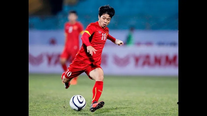 Công Phượng rê bóng đầy kỹ thuật trong một trận đấu thể thao