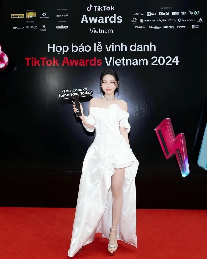 Xin đừng nhấc máy Han Sara gây thương nhớ bởi giai điệu buồn