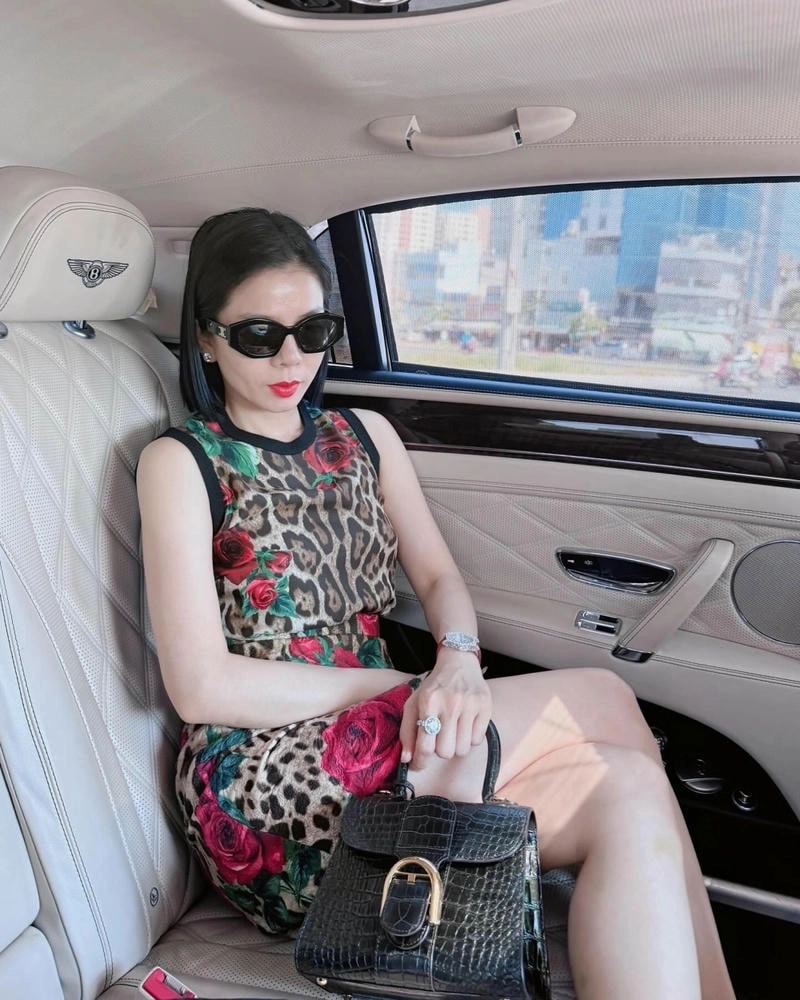 Góc nghiêng thần thánh của Lệ Quyên