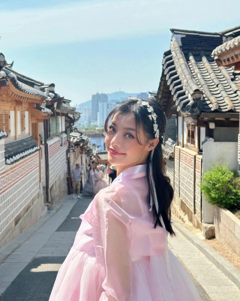 Vẻ đẹp cuốn hút của Lona Kiều Loan