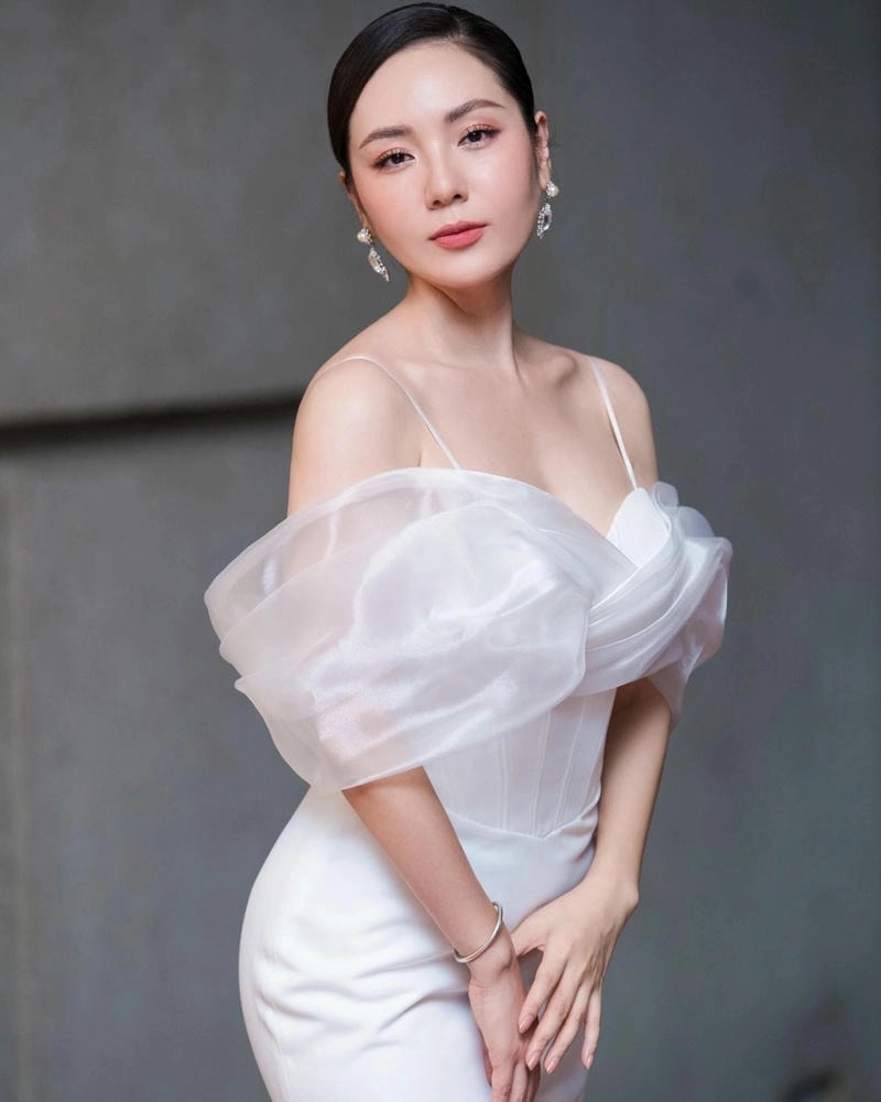 Phương Linh rạng rỡ trong tà áo dài