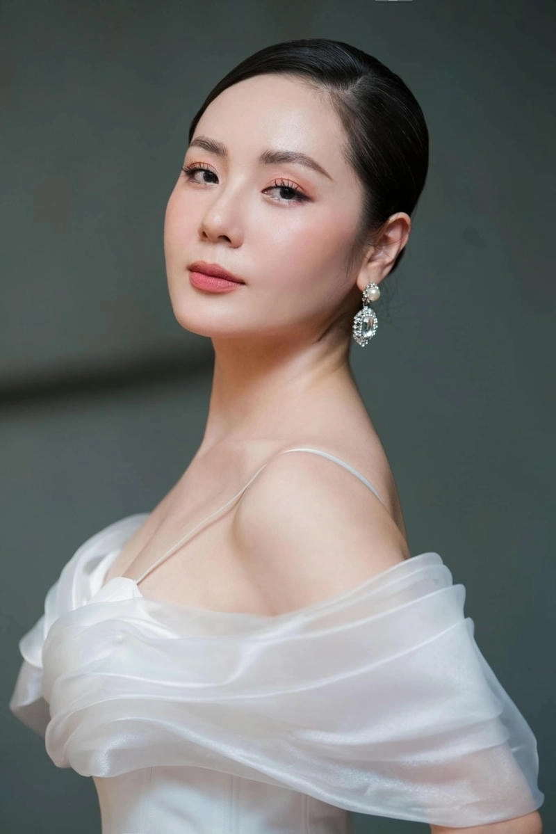 Sân khấu bùng nổ với Phương Linh live