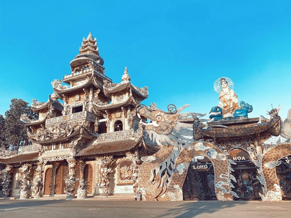 Đền chùa Việt Nam trong ngành du lịch tâm linh