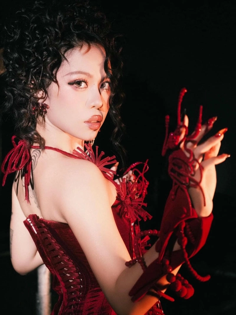 Cộng đồng quan tâm Tlinh tuổi thật sự