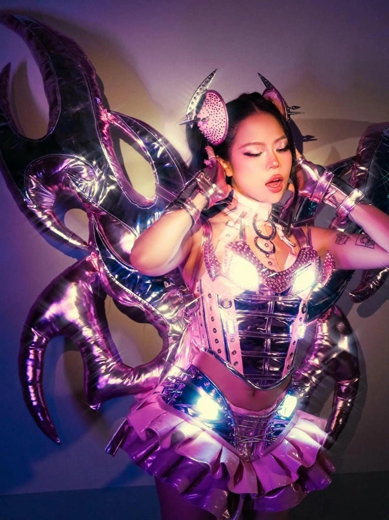 Miền mộng mị Tlinh mang màu sắc mới lạ