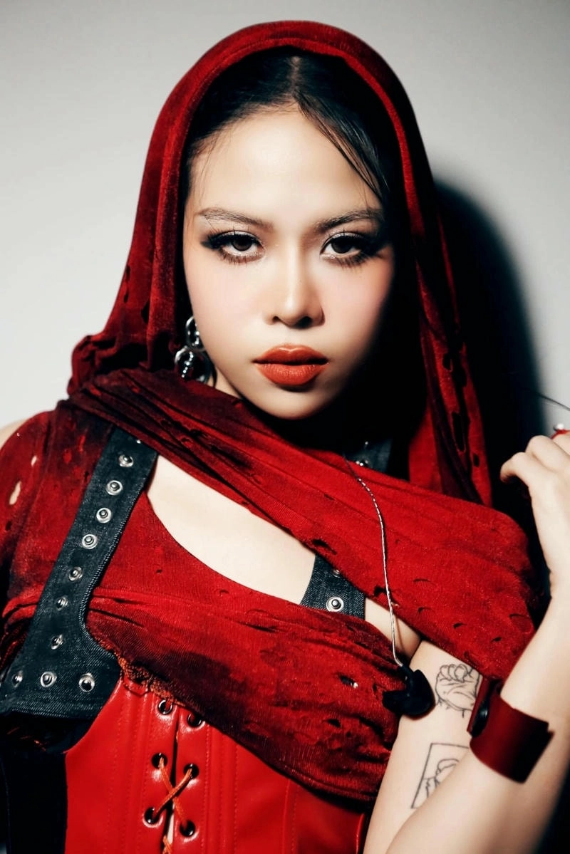 Style khuyên tai Tlinh gây sốt giới trẻ