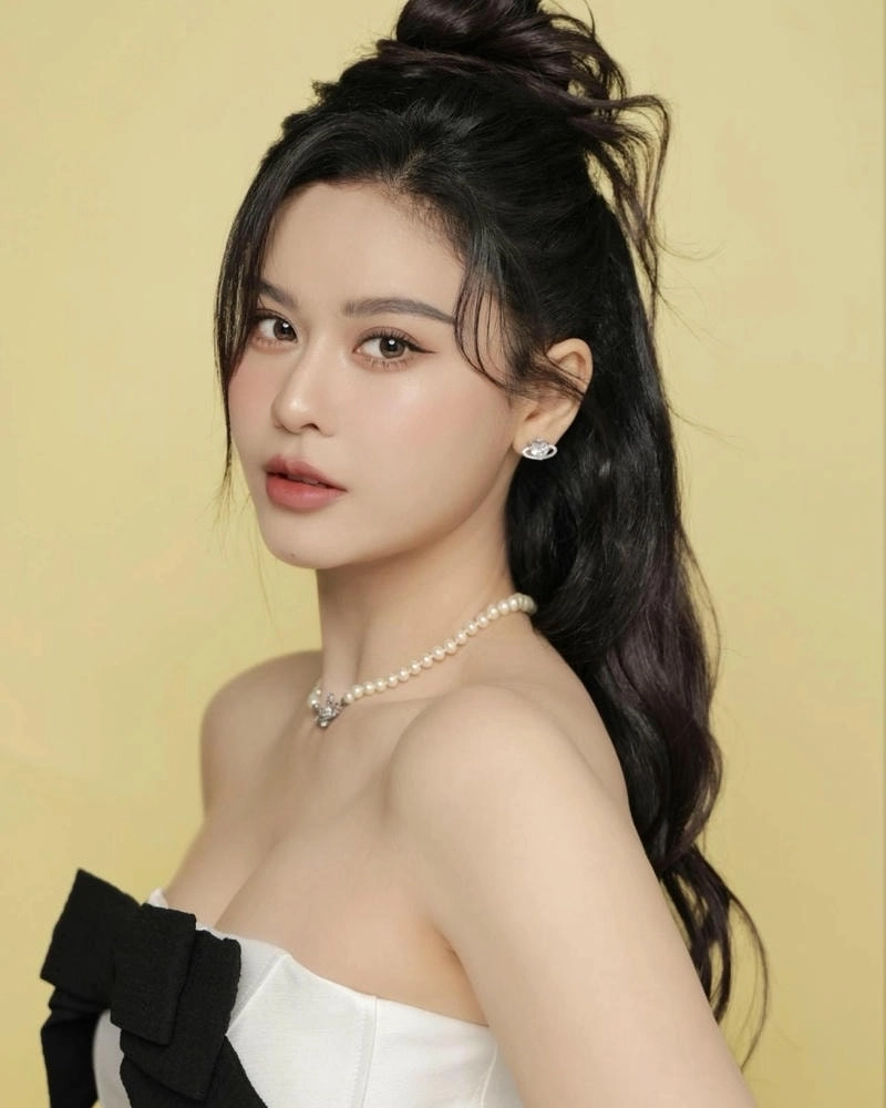 Trương Quỳnh Anh khoe nhan sắc cuốn hút