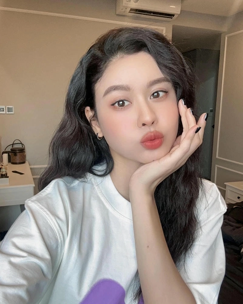 Phút ngọt ngào của Tim và Trương Quỳnh Anh