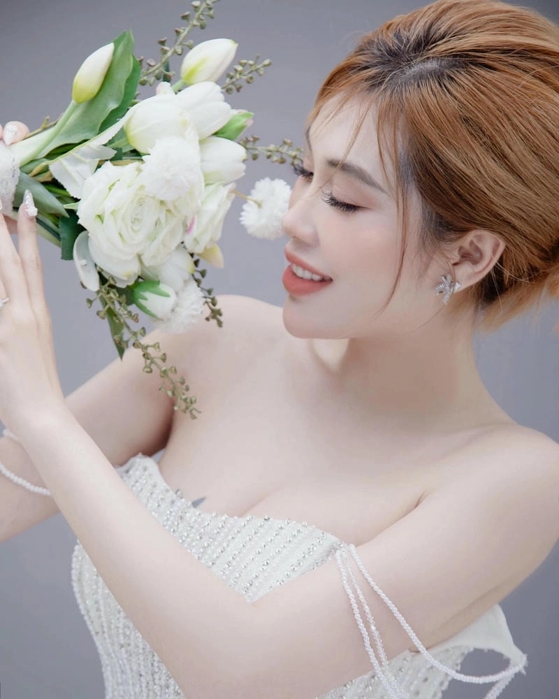 Nét dịu dàng khi Bảo Trân áo dài