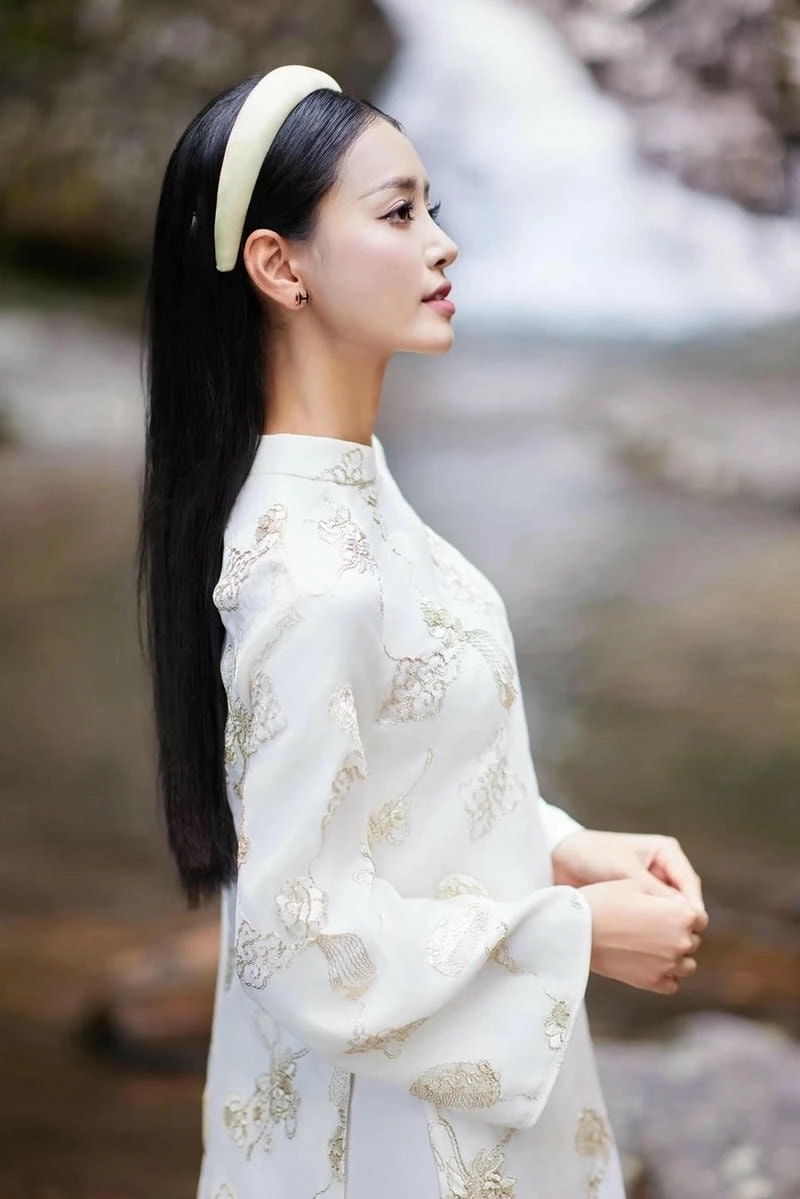 Bùi Khánh Linh cao bao nhiêu gây bất ngờ