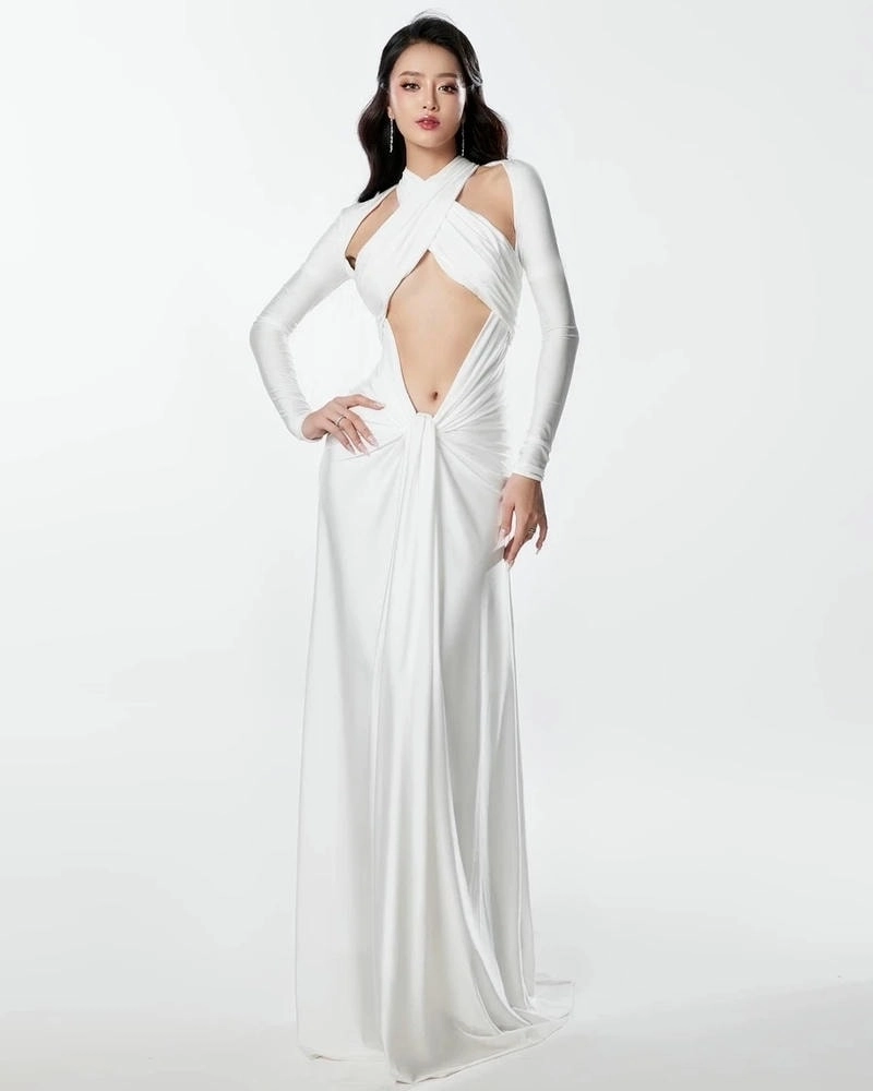 Á hậu 1 Bùi Khánh Linh nền nã thanh lịch