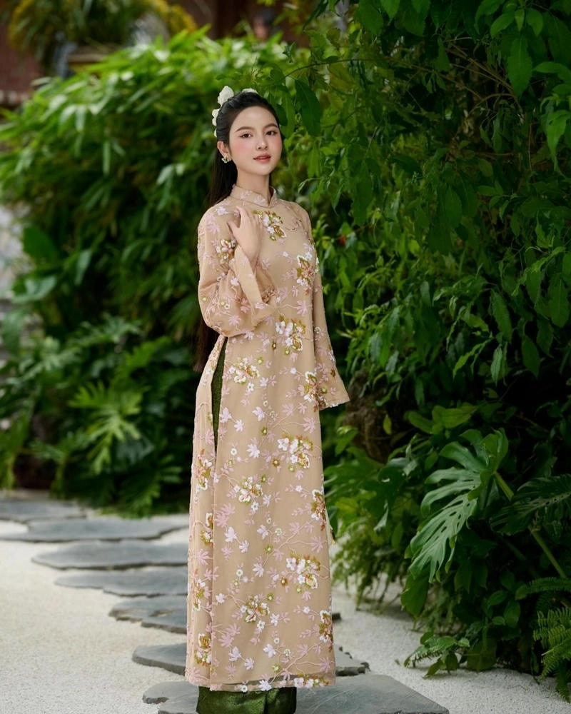 So sánh ảnh Chu Thanh Huyền khi chưa phẫu thuật