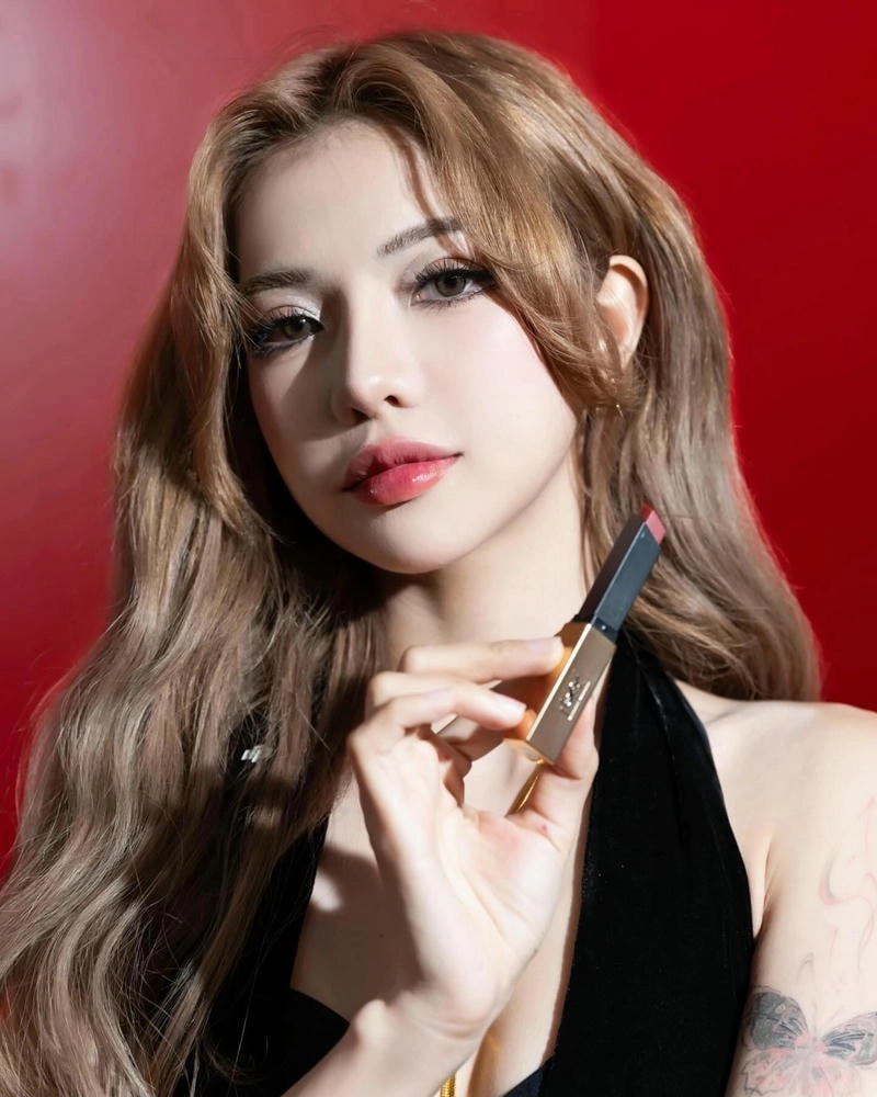 Ciin xuất hiện với vẻ ngoài rạng rỡ