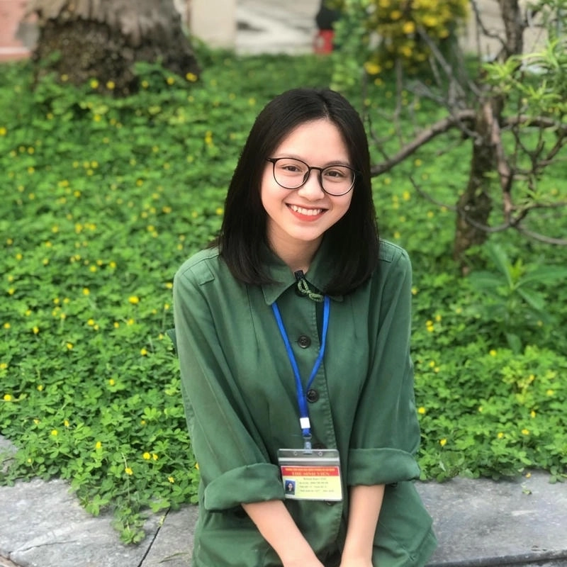 Khoảnh khắc đời thường Đặng Thu Hà ăn cơm