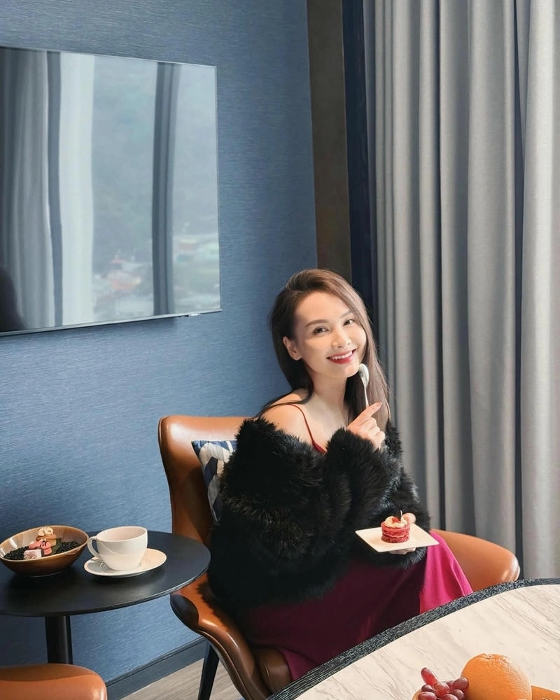 Diễn viên Bảo Thanh rạng rỡ trên thảm đỏ