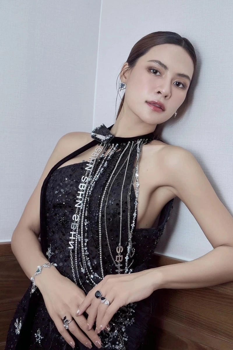 Ca sĩ Hà Nhi ngày càng quyến rũ