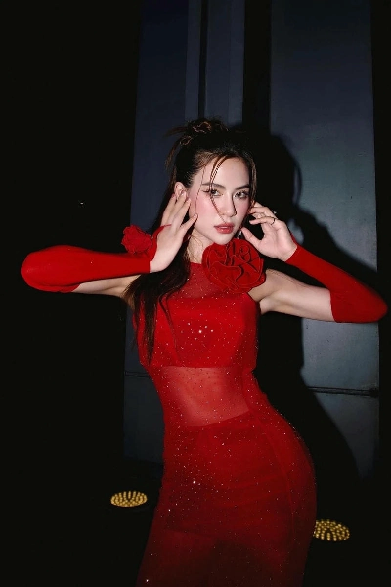 Sân khấu bùng nổ với Hà Nhi live