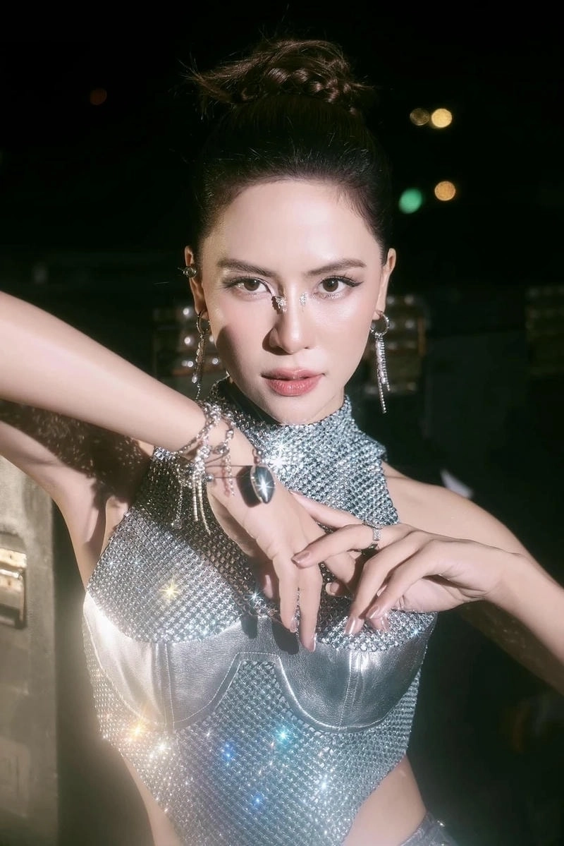 Tò mò Hà Nhi sinh năm bao nhiêu cực hot