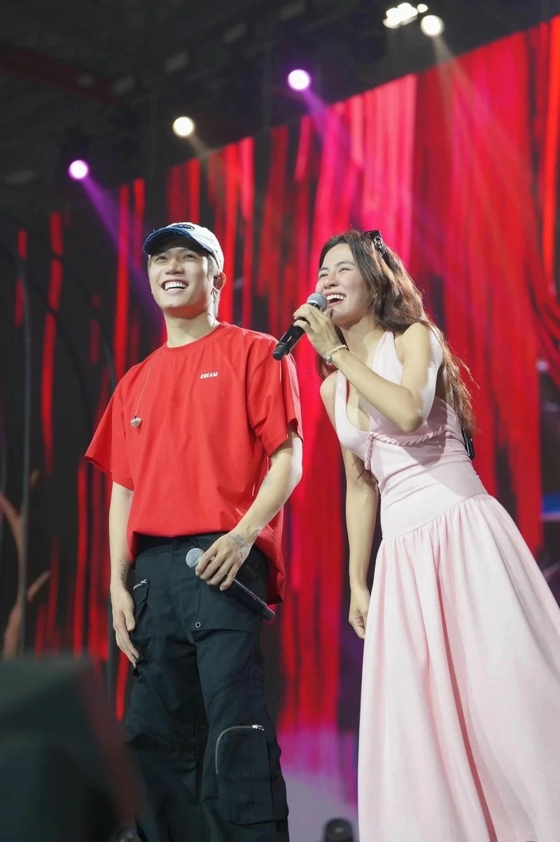 Bên trên tầng lầu Hà Nhi mang màu sắc mới lạ