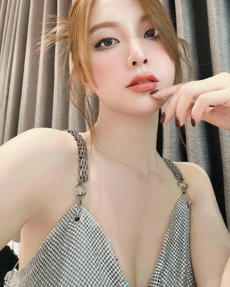 Hạnh Sino ngày xưa với hình ảnh giản dị đầy thu hút