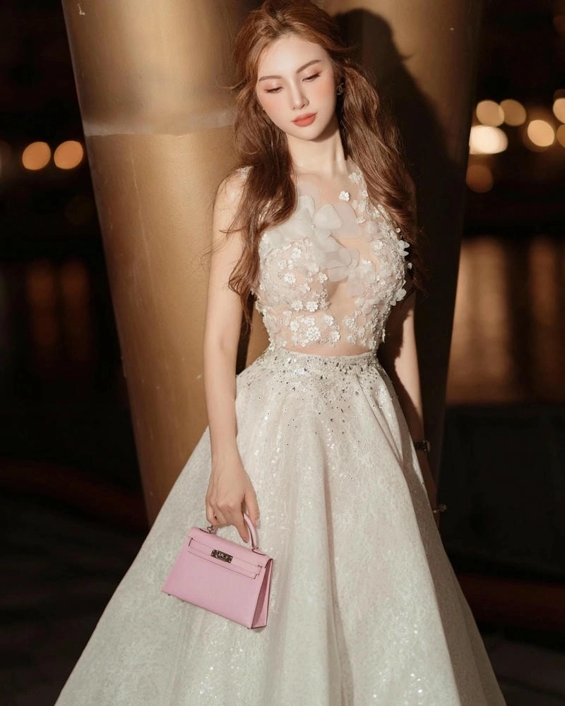 Chồng của Hạnh Sino là ai khiến dân mạng đoán già đoán non