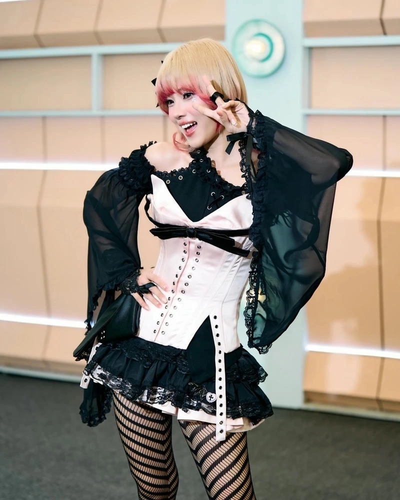 Ngất ngây với Hoàng Yến Chibi đồi hoa