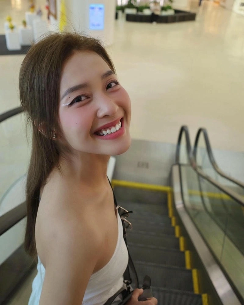 Thư giãn cùng Khả Ngân khi tập yoga