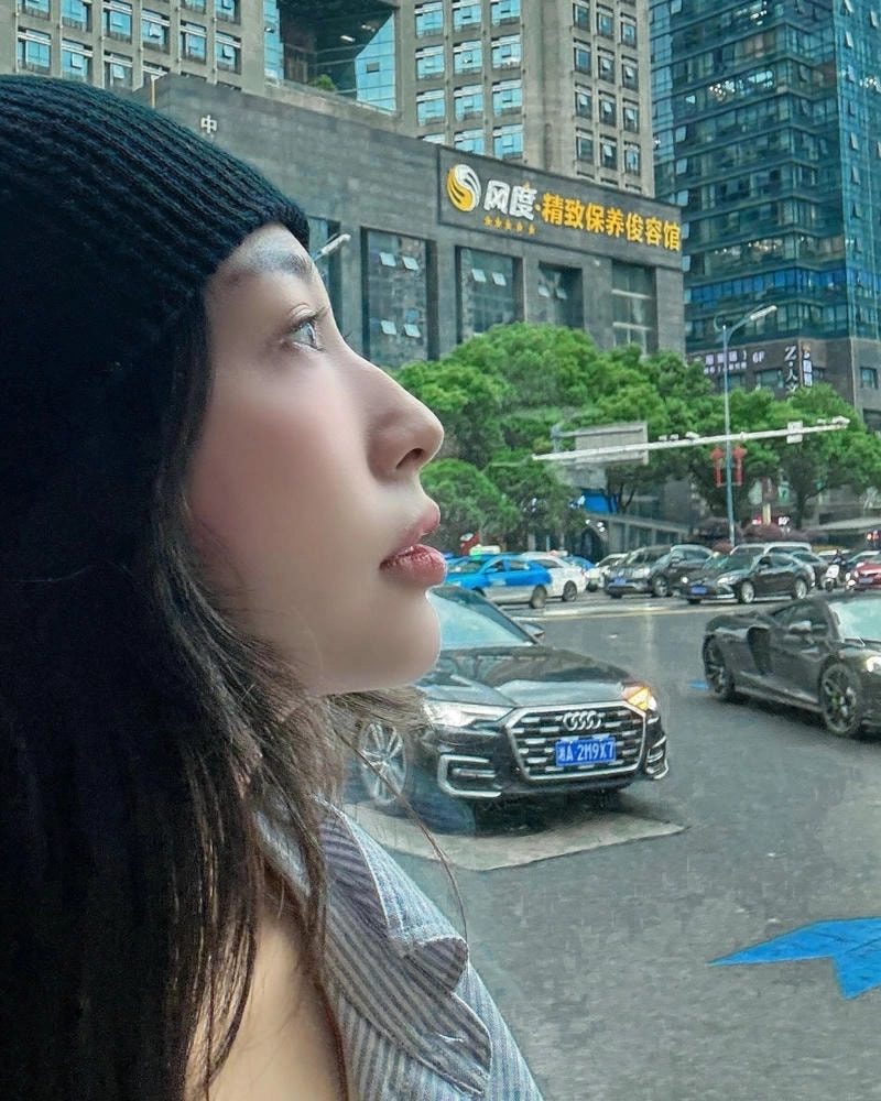 Khổng Tú Quỳnh livestream tương tác cực dễ thương