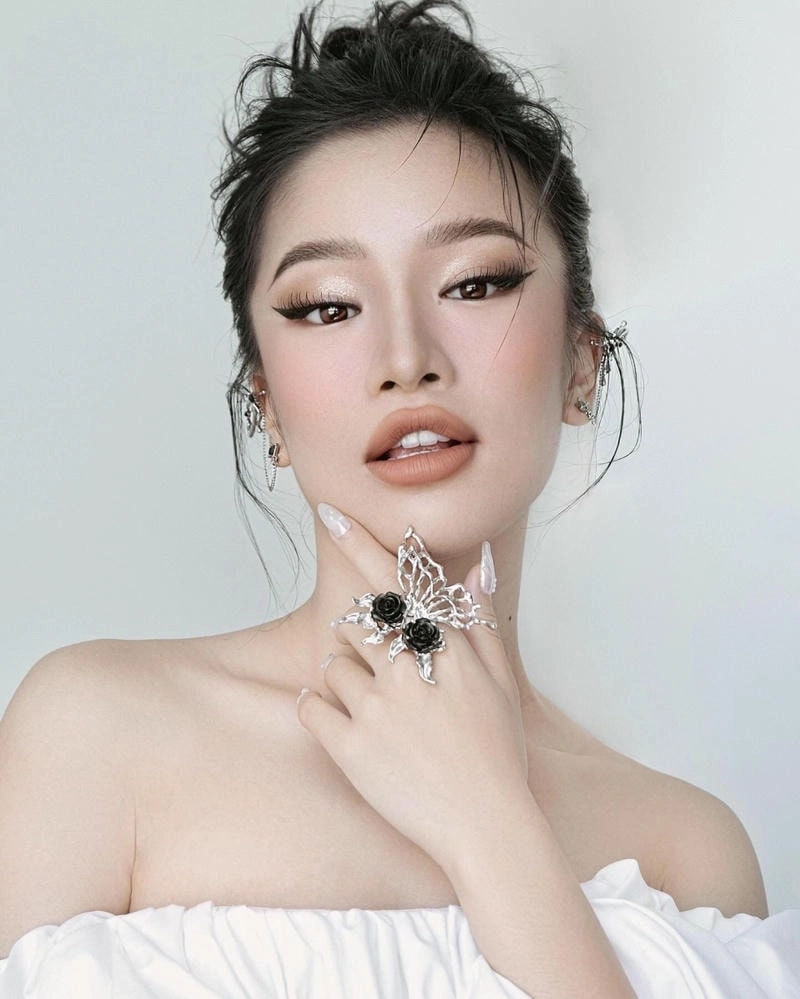 Karaoke Lâm Bảo Ngọc giúp fan ngân nga cùng ca sĩ