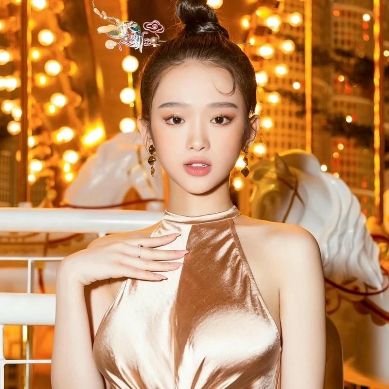 Ảnh Linh Ka ngày xưa gây bất ngờ