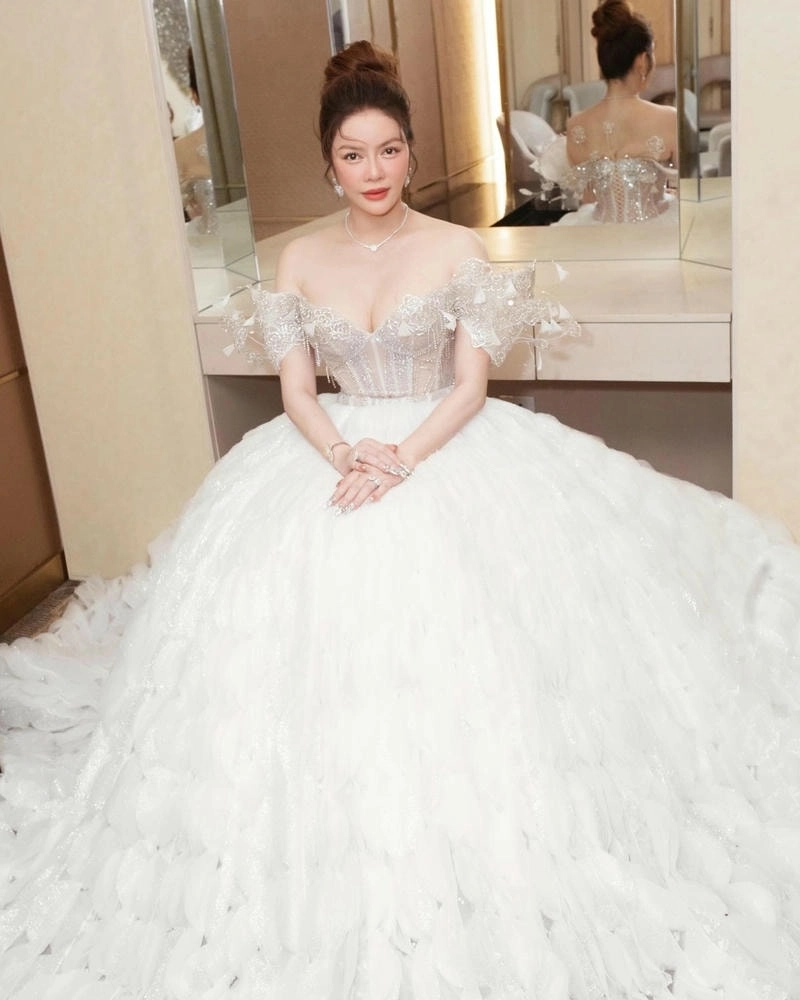 Tò mò vì sao Lý Nhã Kỳ làm gì mà giàu