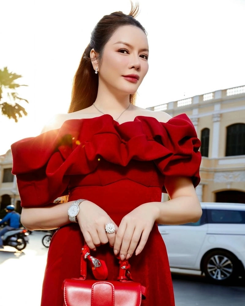 Toàn cảnh xa hoa biệt phủ Lý Nhã Kỳ