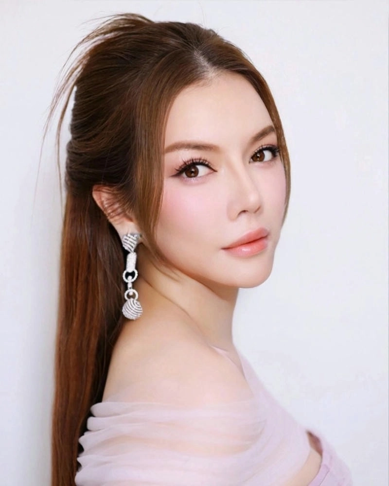 Đa tài đa nghệ Lý Nhã Kỳ làm gì