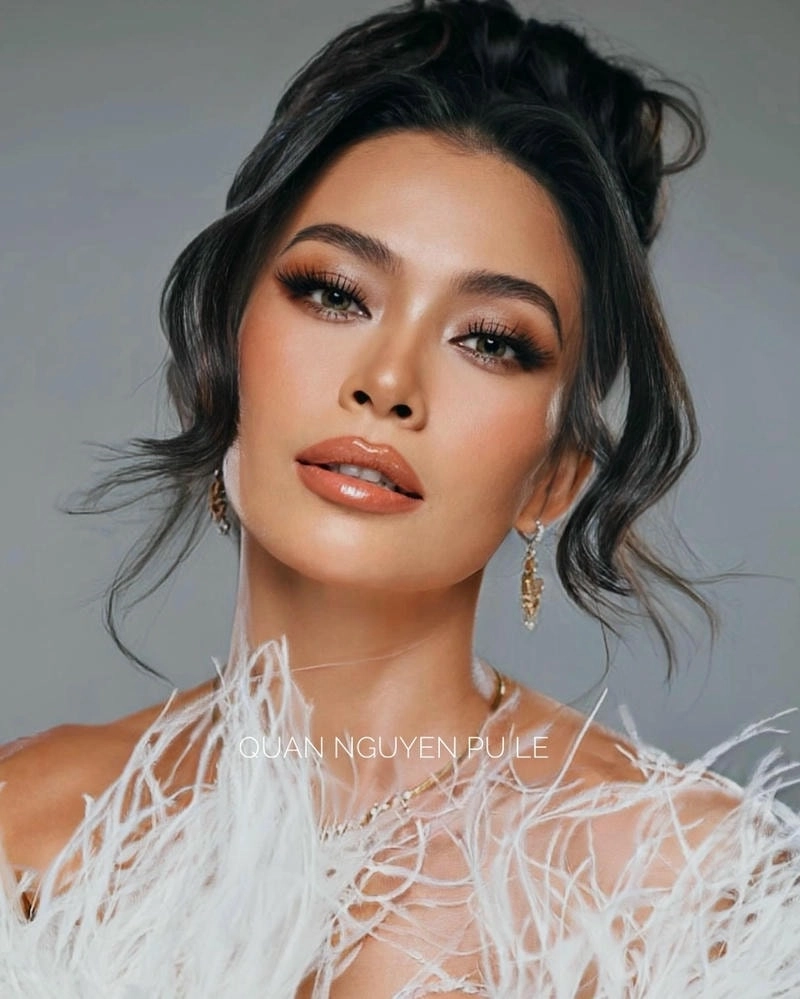 Á hậu Mâu Thủy khoe dáng đầy cuốn hút