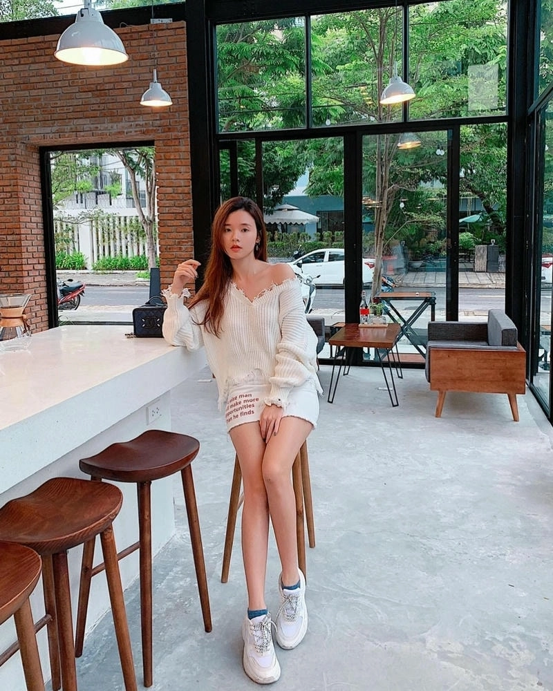 Hình ảnh không son phấn mặt mộc Midu