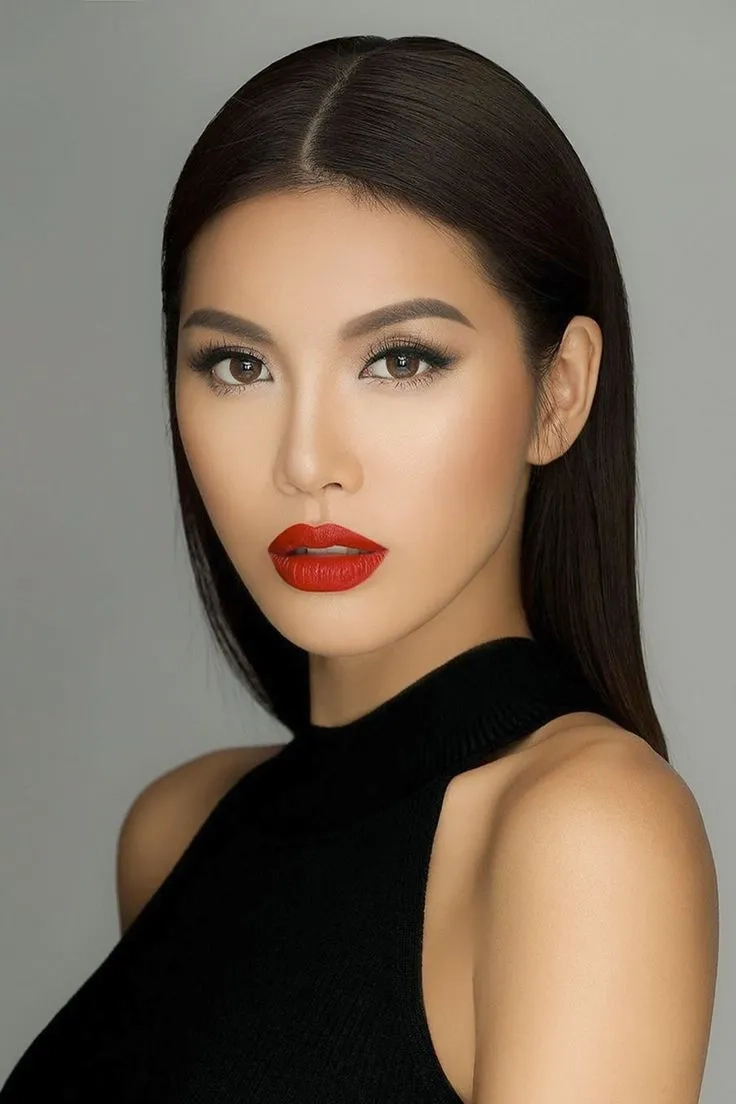 Thần thái sắc sảo của Hoa hậu Minh Tú