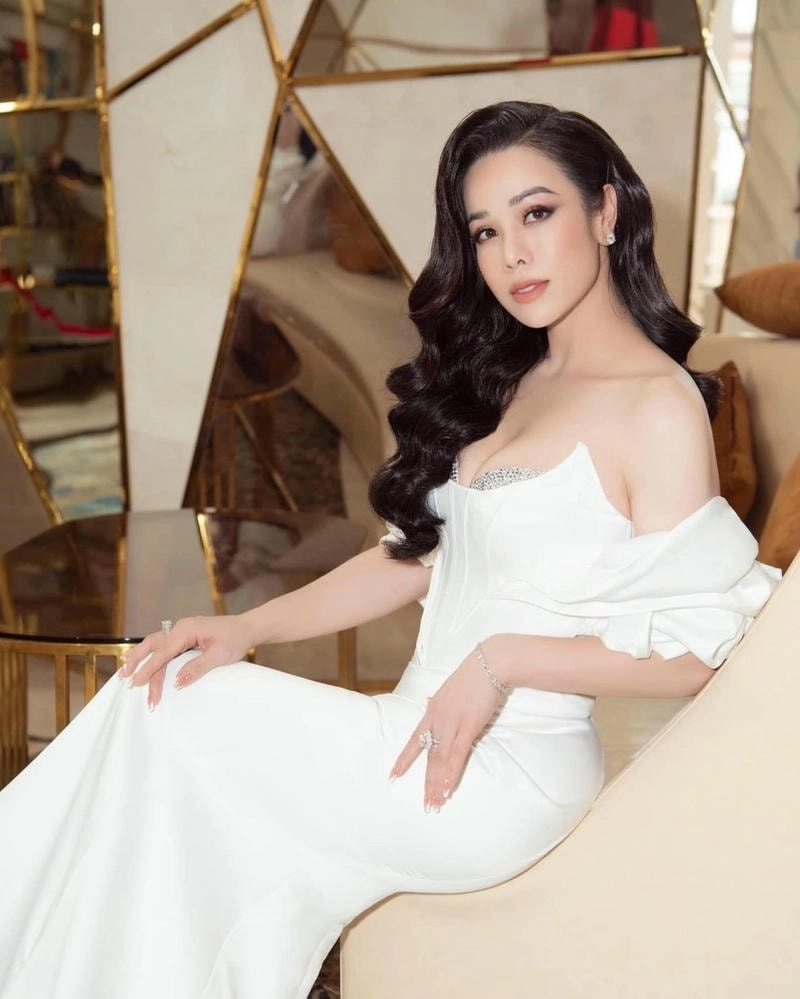 Fan tò mò Nhật Kim Anh bao nhiêu tuổi