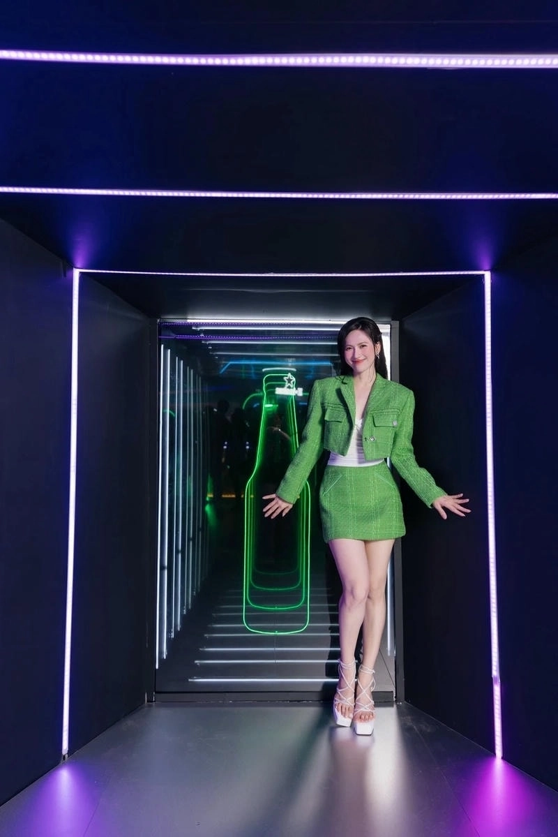 Phương Anh Đào rạng rỡ cuốn hút