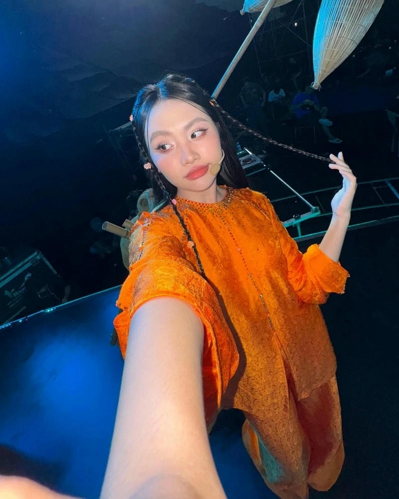 Lời bài hát Phương Mỹ Chi Vũ Trụ Có Anh dịu dàng sâu lắng