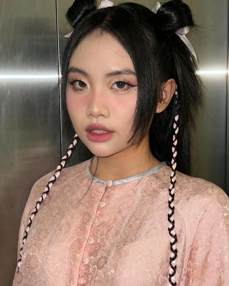 Phương Mỹ Chi Mút Kem đáng yêu và gần gũi