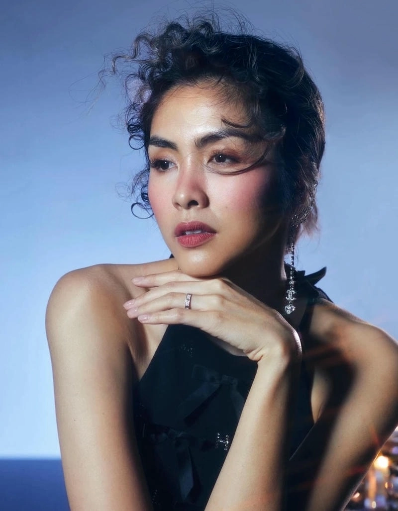 Duyên dáng nền nã trong Áo dài Tăng Thanh Hà