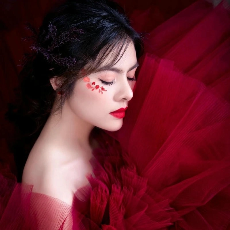 Thần thái rạng ngời Vân Trang diễn viên